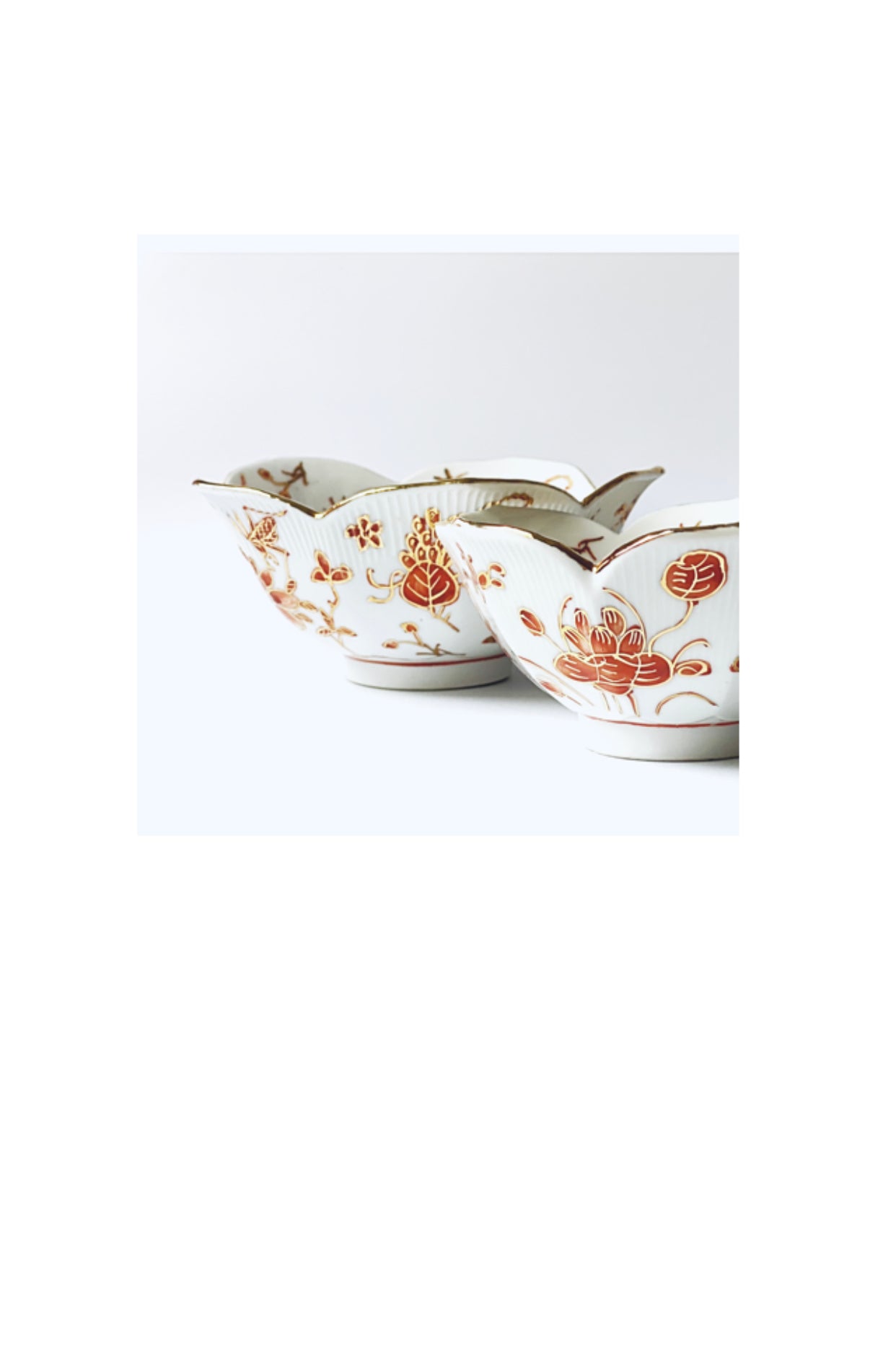 A pair of porcelain scalloped rimmed bowls.