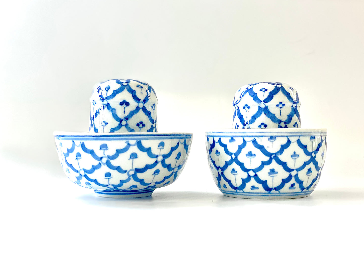 A pair of Blue & White Maitland-Smith Salt & Pepper Pots and two bowls to match.