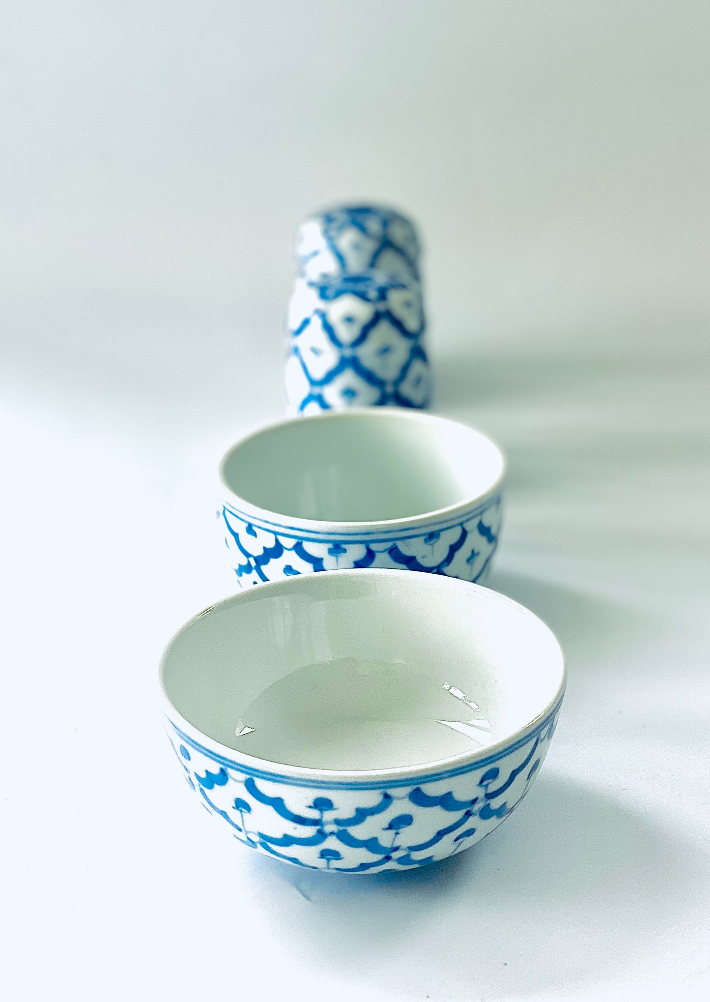 A pair of Blue & White Maitland-Smith Salt & Pepper Pots and two bowls to match.