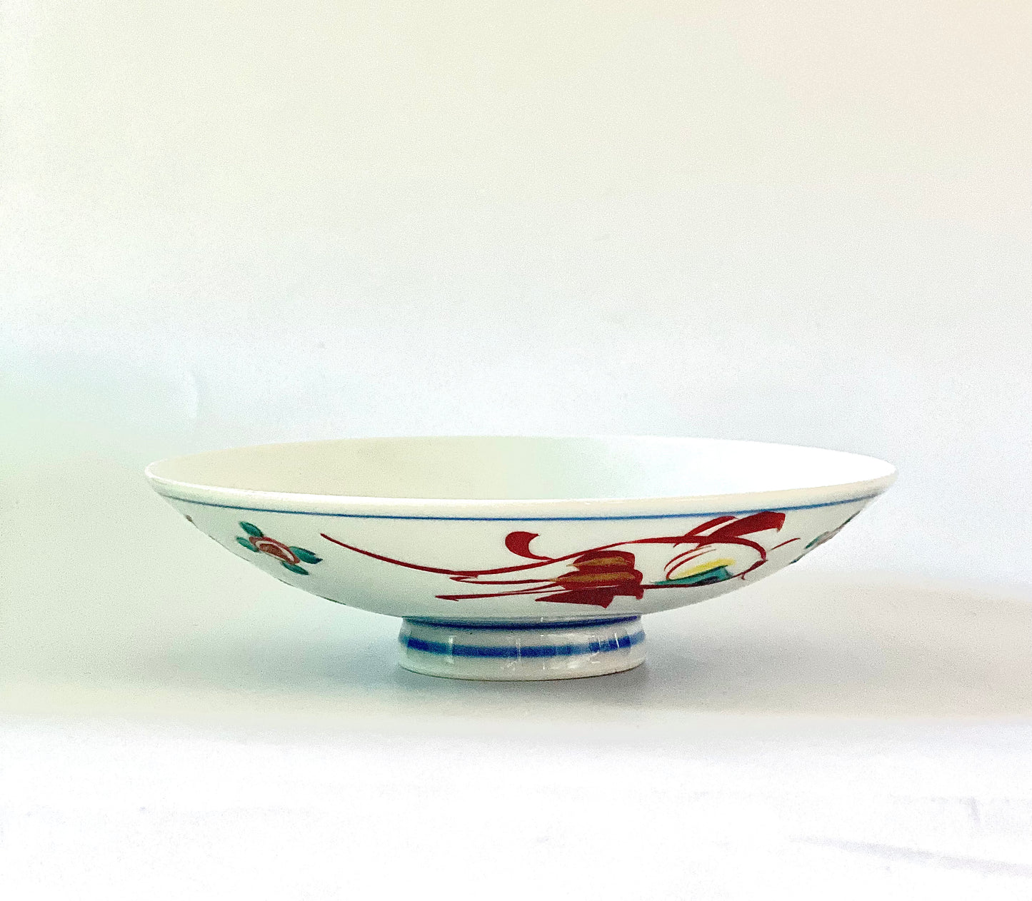 A pair of Chinese porcelain dishes.